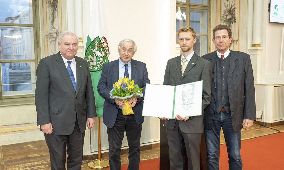 Auch Physiker Markus Huber (2.v.r.) erhielt einen Josef Krainer-Würdigungspreis, vergeben von LH Hermann Schützenhöfer, Gerald Schöpfer und Franz Krainer (v.l.). Foto: Land Steiermark/Fischer.