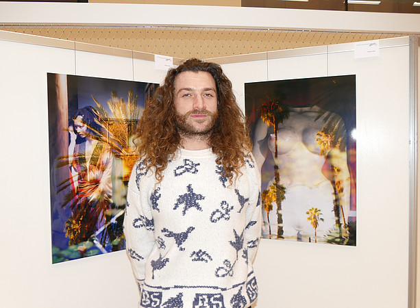 Künstler Fabian Held mit seinen Werken ©Franz Stangl