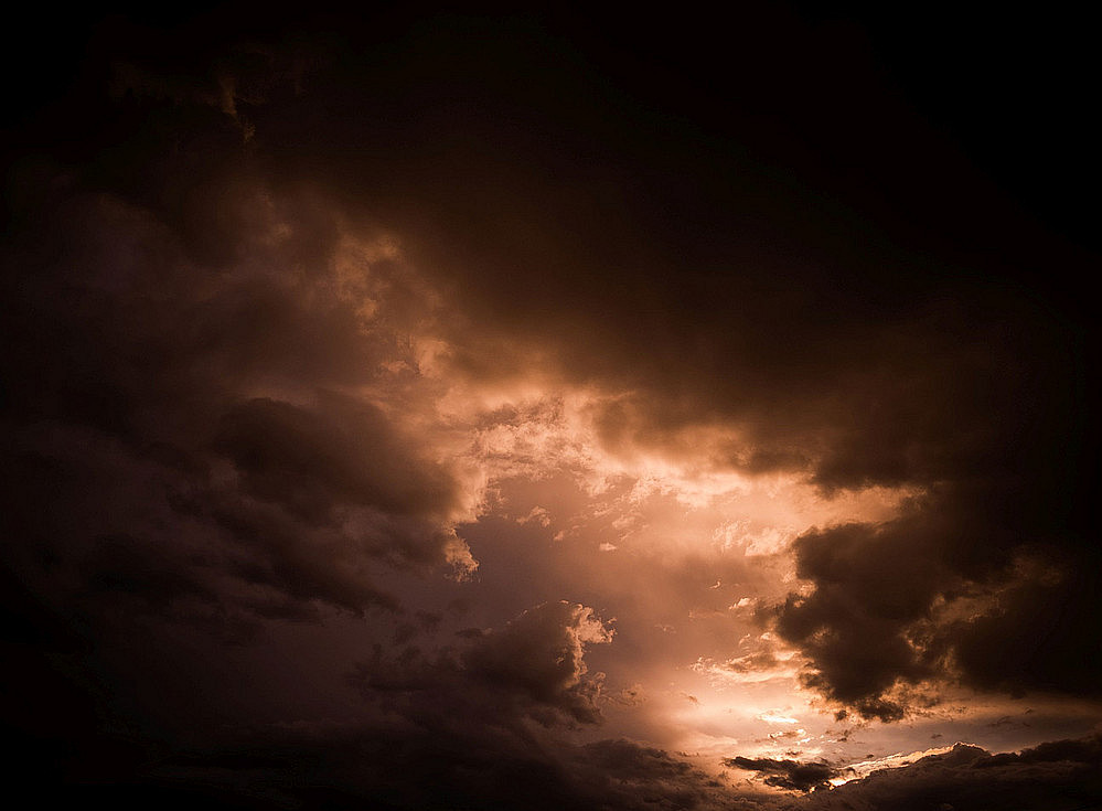 Österreich, Hörsching. Dunkle Wolken nach einem Gewitter 