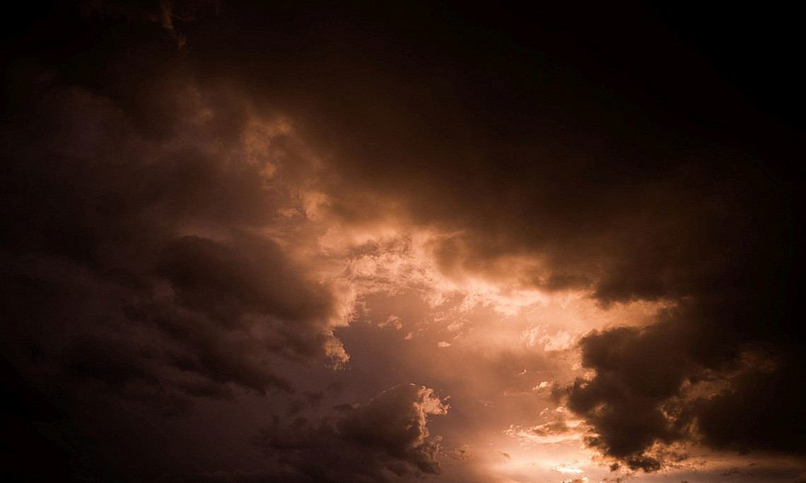 Österreich, Hörsching. Dunkle Wolken nach einem Gewitter
