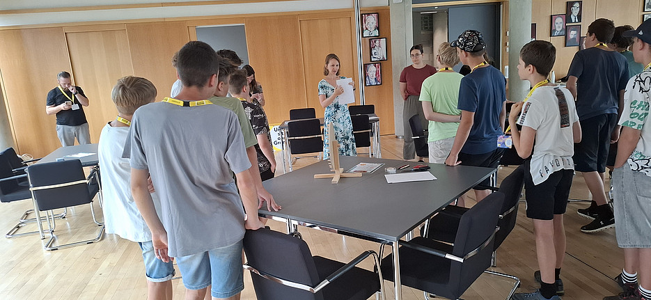 Schulklasse bei einem didaktischen Labor zum Thema "Mathematik des Glücksspiels" im Zuge der FUTURE EDUCATION DiLabs 2026 ©Elke Orosel