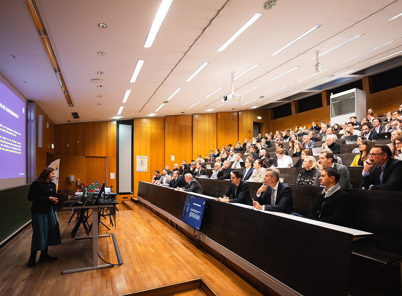 Vortrag und Blick aufs Publikum ©Lukas Elsneg