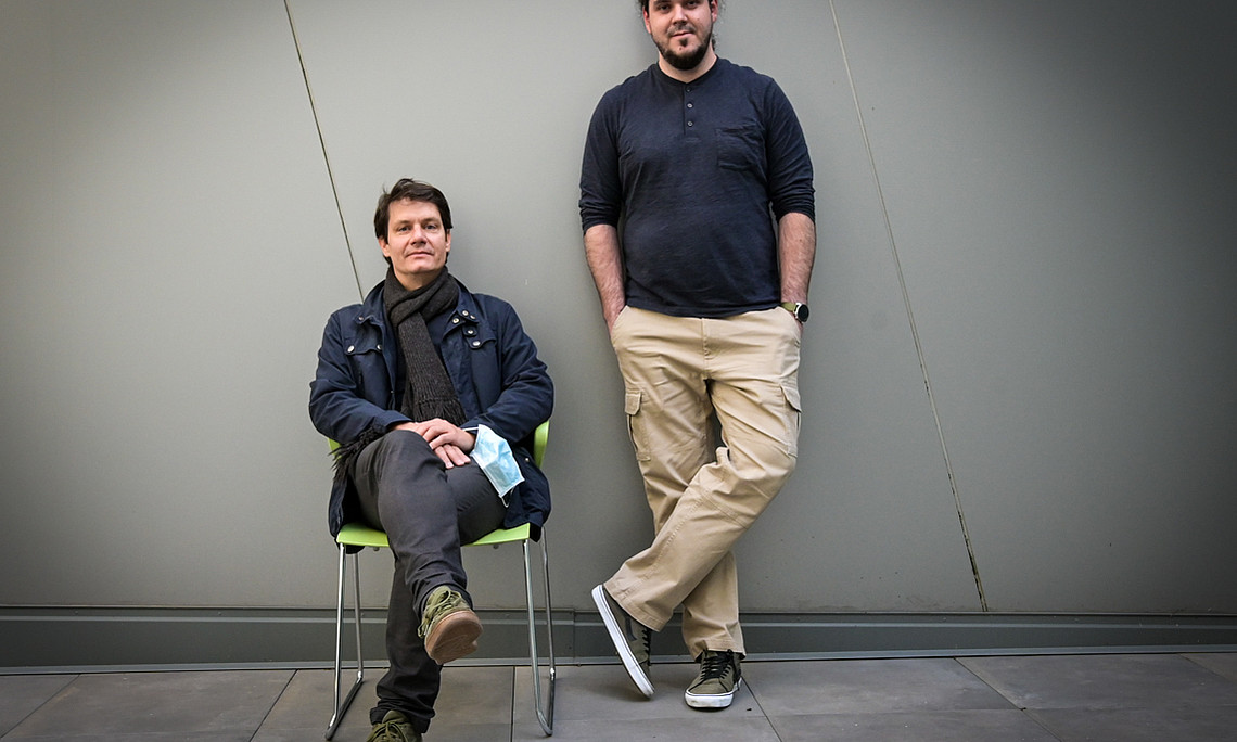 Ulrich Stelzl (links) und Sándor Balázs Ötvös erforschen beide, in getrennten Vorhaben Wege zur Bekämpfung von Covid-19. Die Projekte werden nun von FWF - Der Wissenschaftsfonds mit insgesamt einer halben Million Euro finanziert. Foto: Uni Graz/Tzivanopoulos