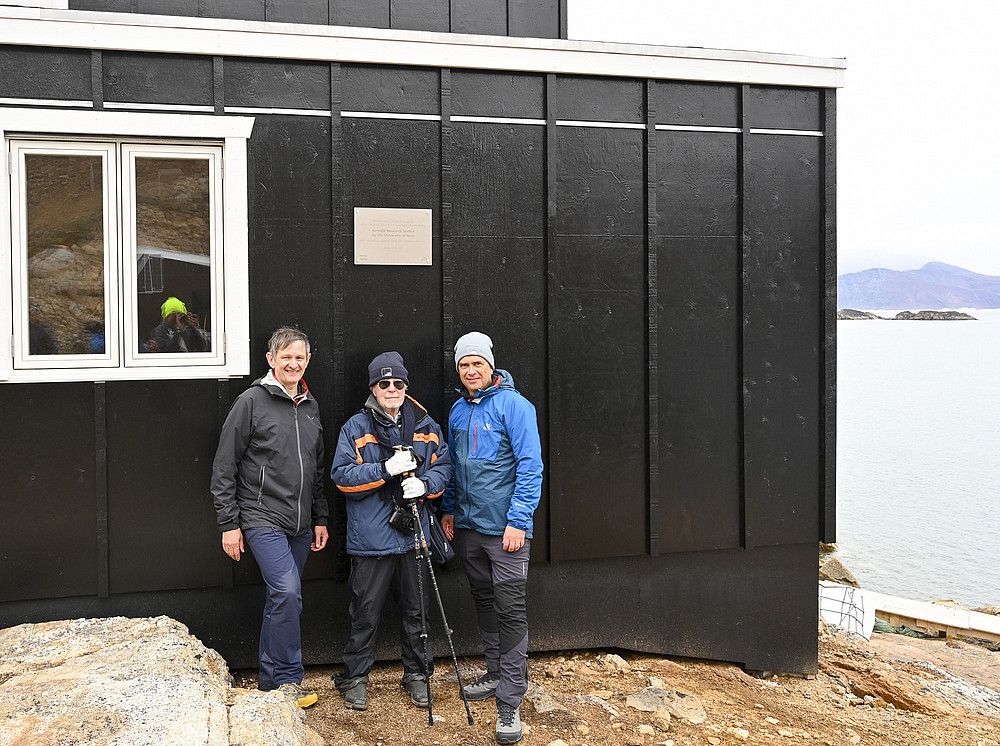 Three men in jackets in front of black colored research station on the coast  ©Uni Graz/Vilgut
