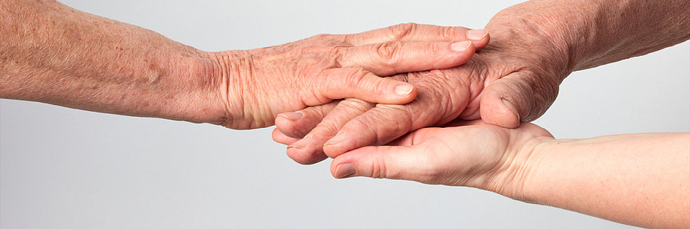Hände jung, alt gemeinsam gestapelt symbolisieren Entlastung und Betreuung ©Kurt Remling Photography