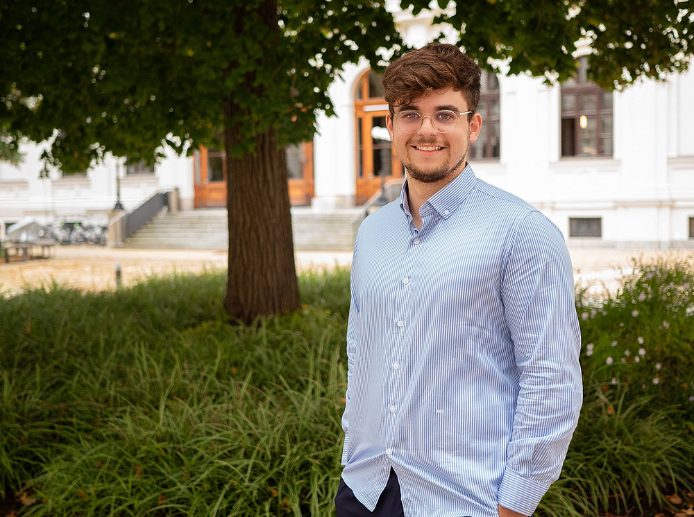 Maximilian Korp steht im Innenhof der Universität ©Uni Graz/Radlinger