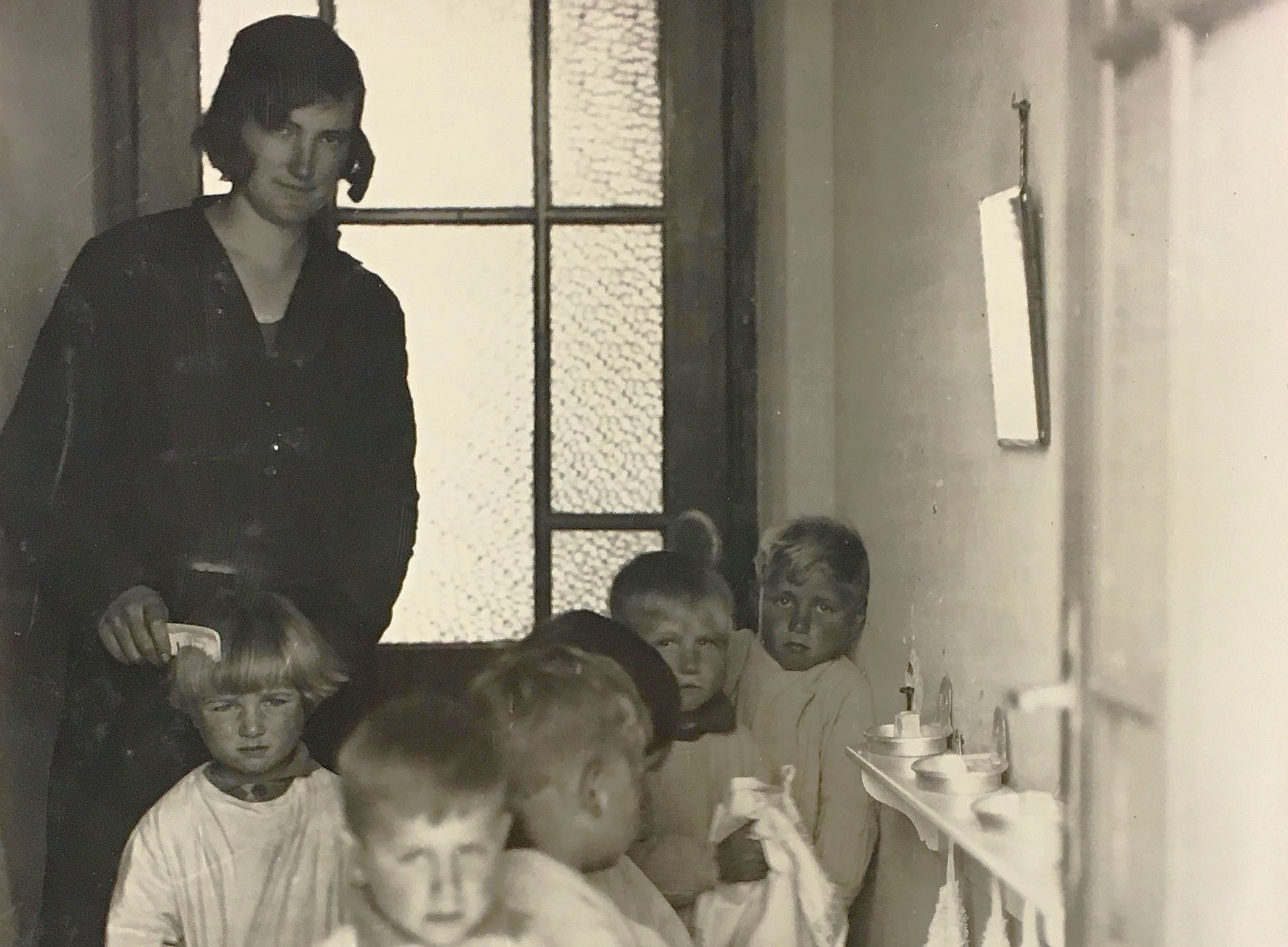 Teacher in Italia Redenta’s preschool in Puntamica giving her young pupils a lesson in personal hygiene. ©Archivio Civico Museo di Storia Patria – ONAIRC 