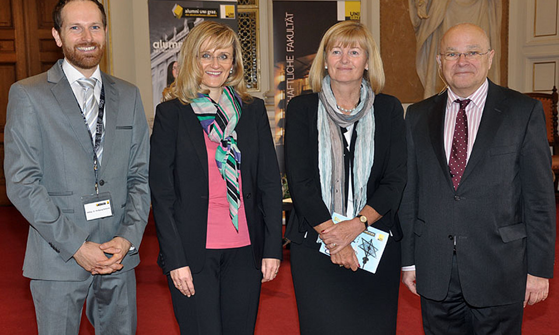 V.r.: Dekan Joseph Marko, Rektorin Christa Neuper, Beatrice Weinelt, Geschäftsführerin des alumni UNI graz, und JUS-Club-Leiter Wolfgang Schleifer