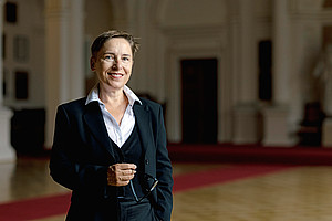 Petra Schaper Rinkel in der Aula der Universität Graz