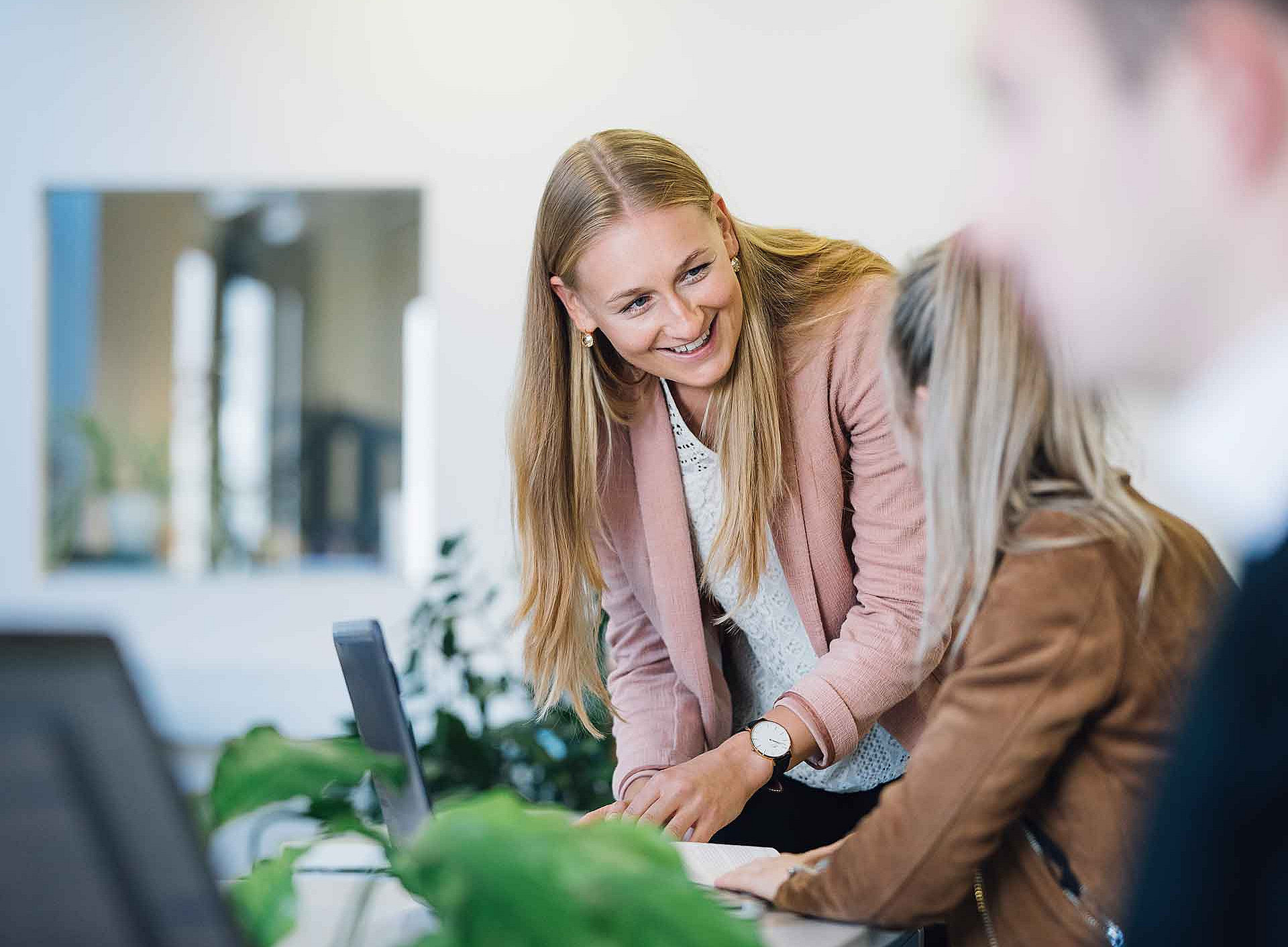 Frau am Schreibtisch ©Uni Graz/Kanizaj