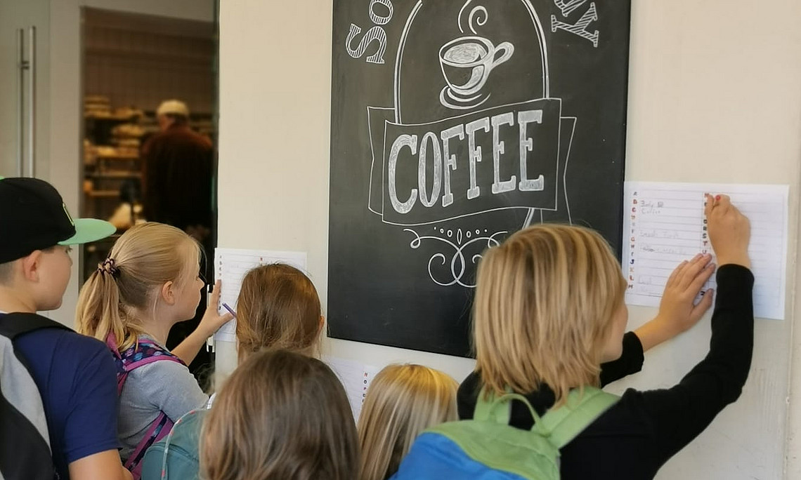 Schüler*innen beim Sammeln von Beispielen 