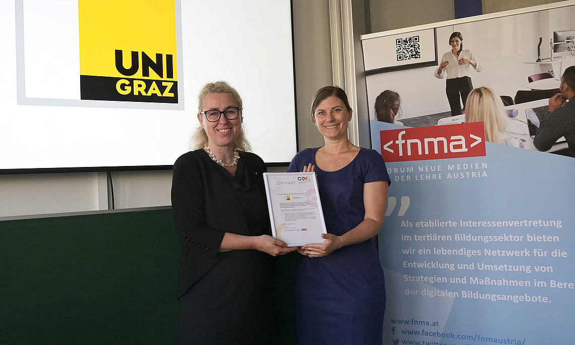 Ortrun Gröblinger (rechts) überreichte an Vizerektorin Catherine Walter-Laager Österreichs erstes Zertifikat für offene Hochschulbildung. Foto: Uni Graz/Schweiger 