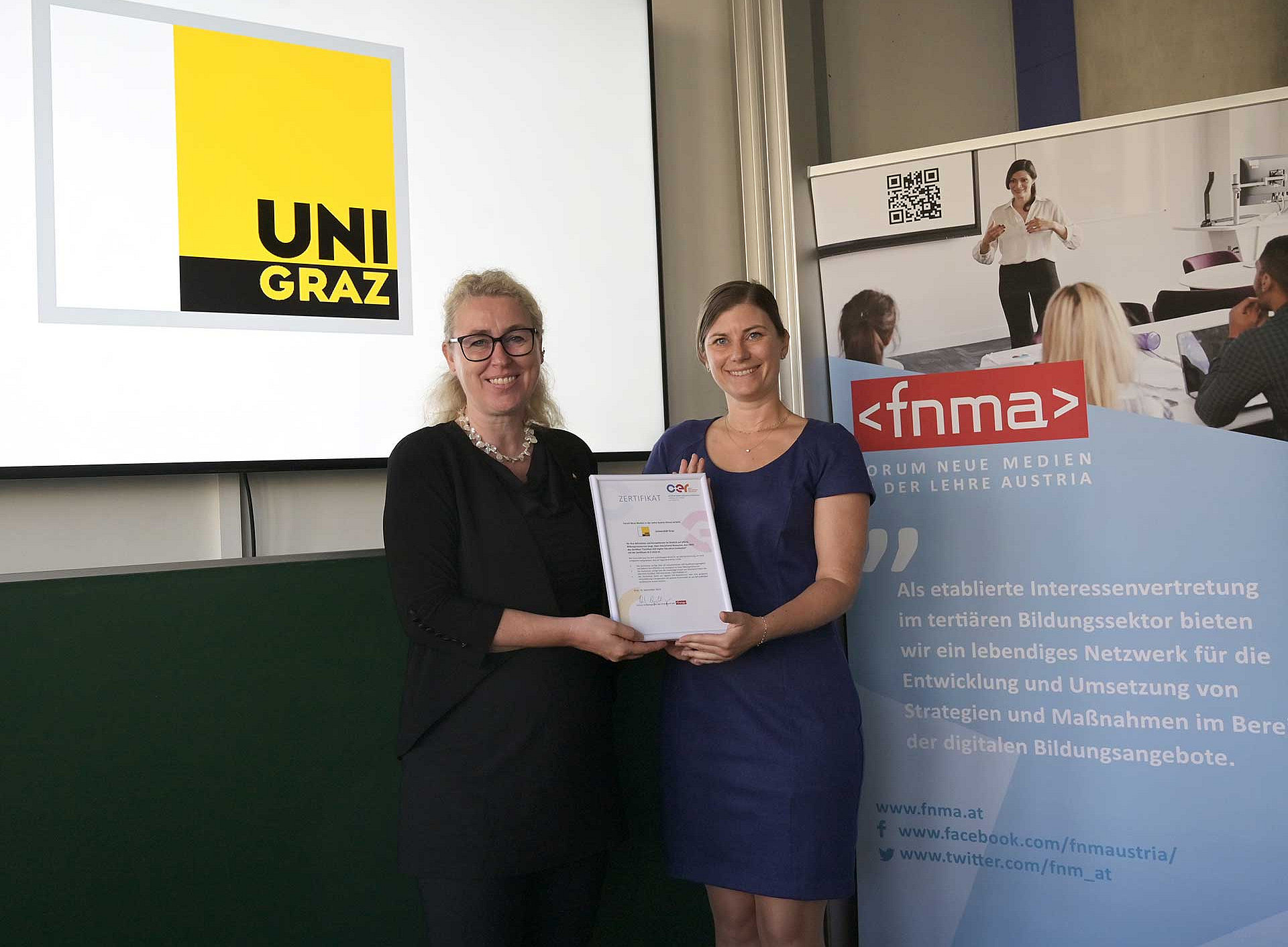 Ortrun Gröblinger (rechts) überreichte an Vizerektorin Catherine Walter-Laager Österreichs erstes Zertifikat für offene Hochschulbildung. Foto: Uni Graz/Schweiger  