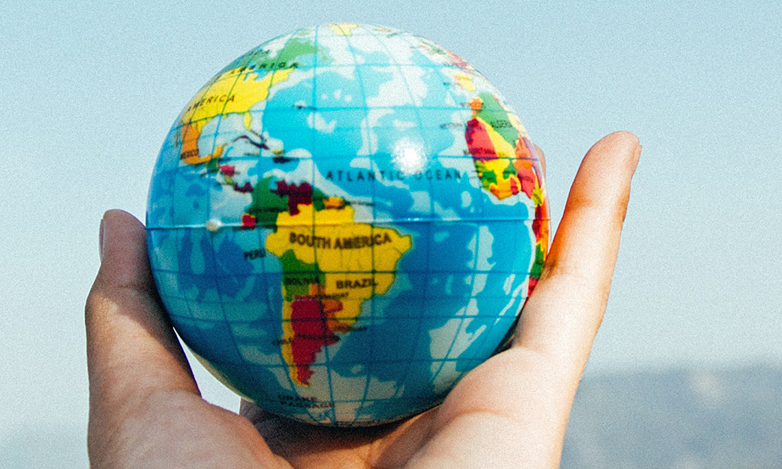 Die Welt in der Hand: Sprachenvielfalt, Meinungsvielfalt, Gerechtigkeit sind die Themen zum Pop-up-Store-Finale. Foto: Pexels/Porapak Apichodilok