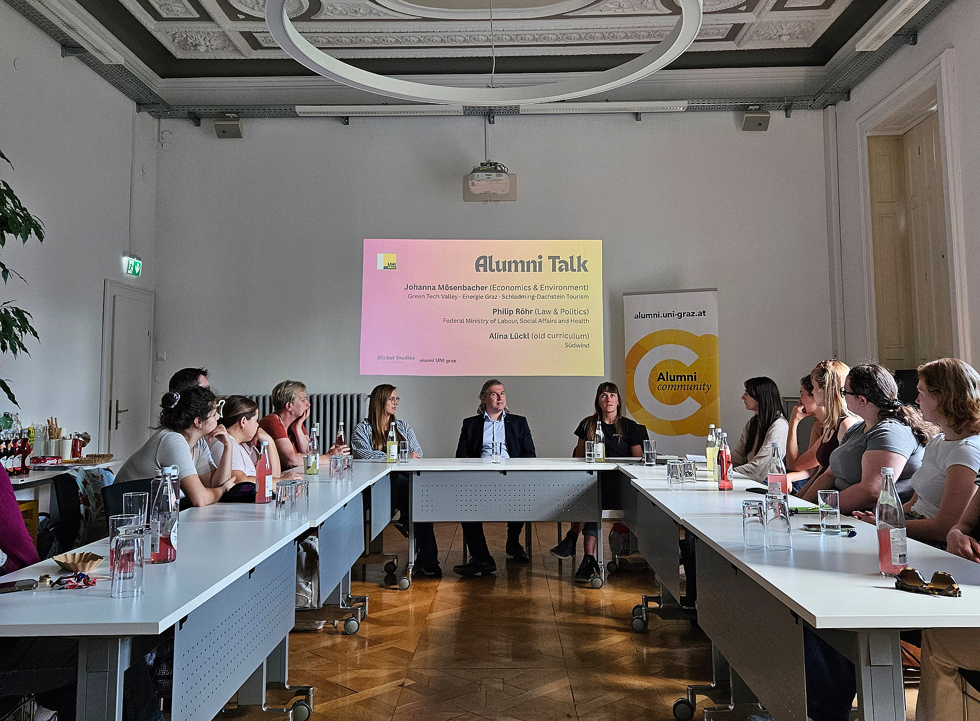Ein großer Raum in dem ein großer Tisch in U-Form steht, an dem viele Personen sitzen ©Viktoria Schett