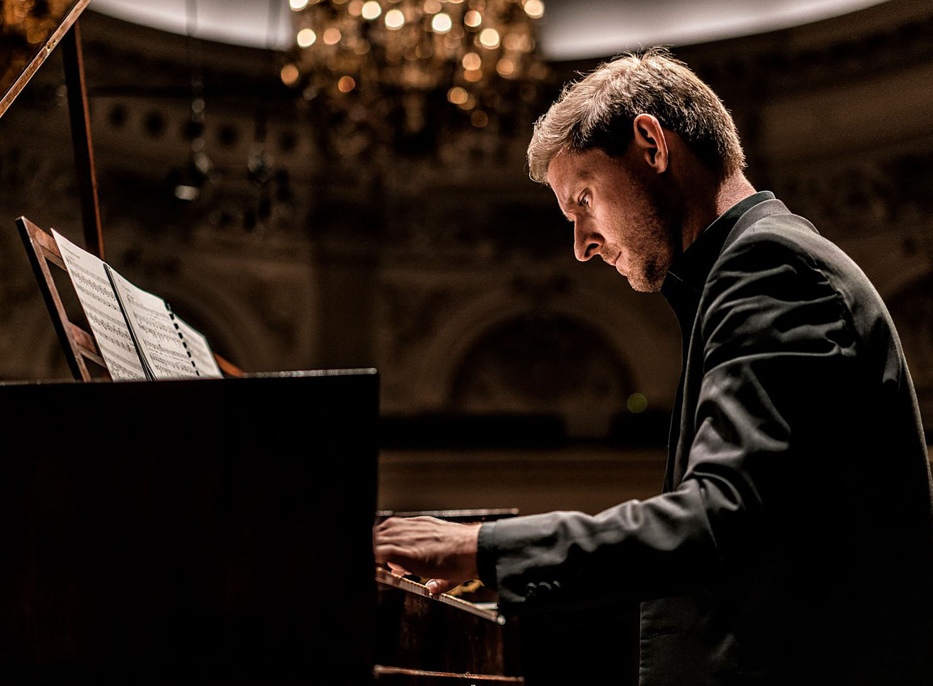 Kristian Bezuidenhout spielt Klavier ©Marco Borggreve