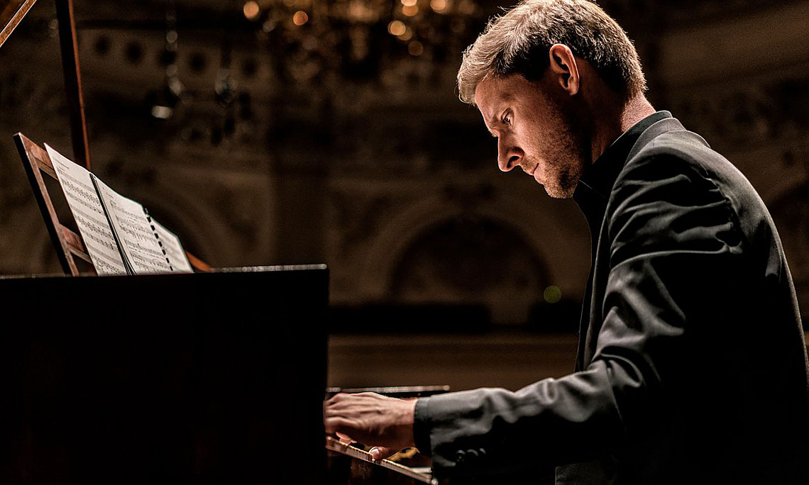 Kristian Bezuidenhout spielt Klavier
