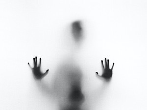 Morbide Neugier - Schattengestalt hinter Milchglas ©Stefano Pollio / unsplash