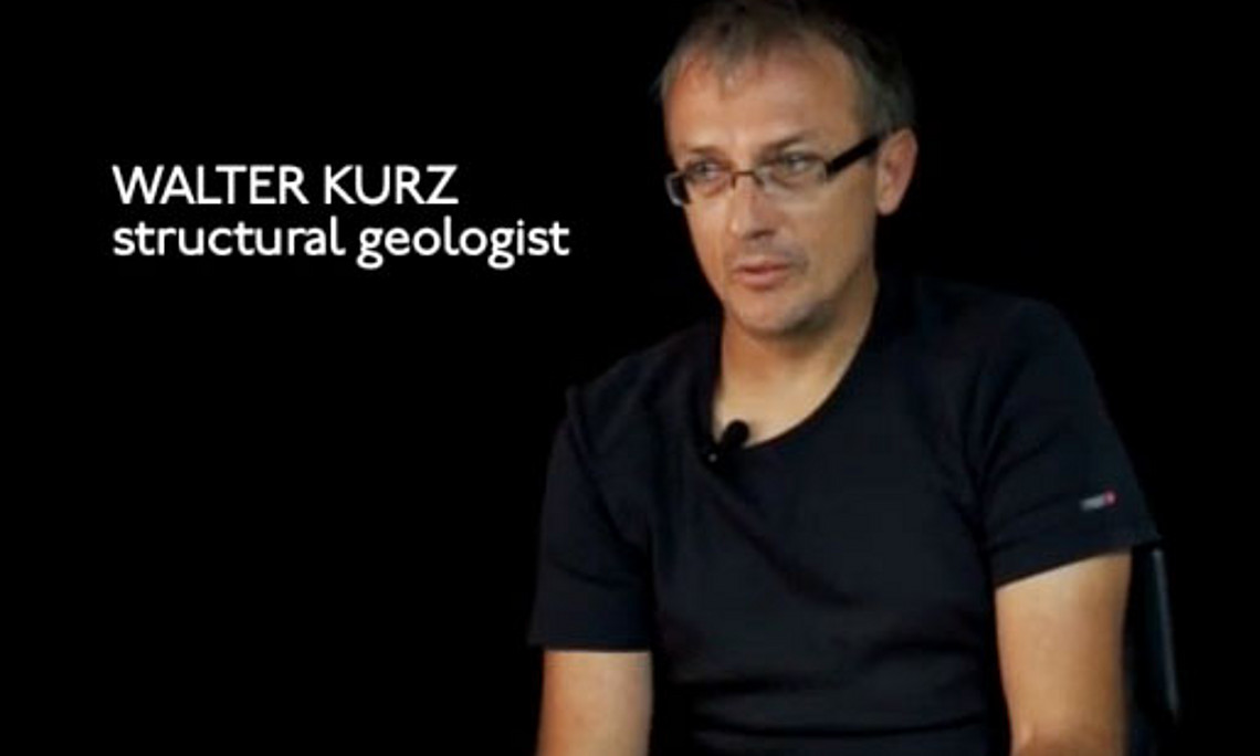 Der Erdwissenschafter Walter Kurz ist auf Forschungsreise und geht dabei der Geschichte der Erde auf den Grund. Foto: Screenshot aus einem Video.