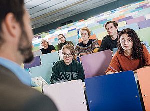 Studierende und Professor in einem Hörsaal, Beispielbild für Internationales Management, Institut für Unternehmensrechnung und Reporting ©Uni Graz/Kanizaj