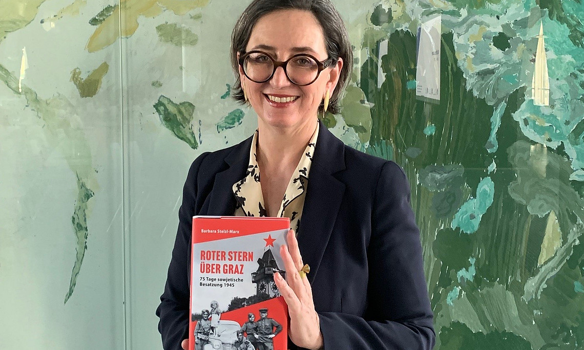 Barbara Stelzl-Marx mit dem Buch "Roter Stern über Graz" in der Hand