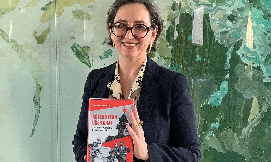 Barbara Stelzl-Marx with the book "Roter Stern über Graz" in her hand
