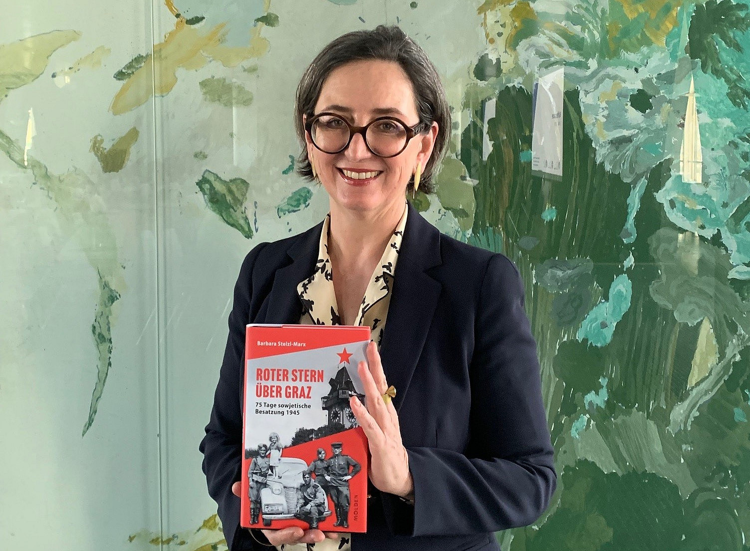Barbara Stelzl-Marx with the book "Roter Stern über Graz" in her hand ©BIK