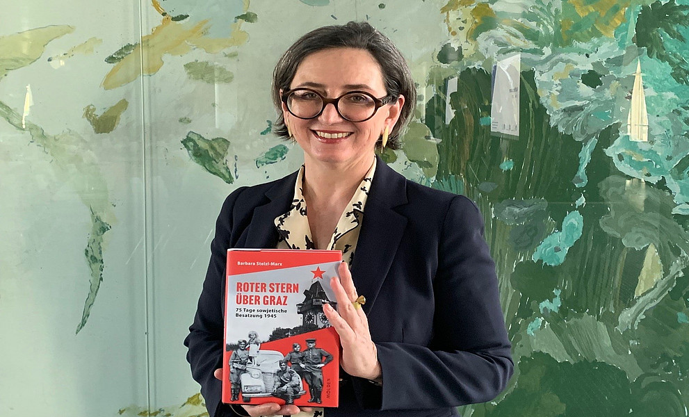 Barbara Stelzl-Marx mit dem Buch "Roter Stern über Graz" in der Hand
