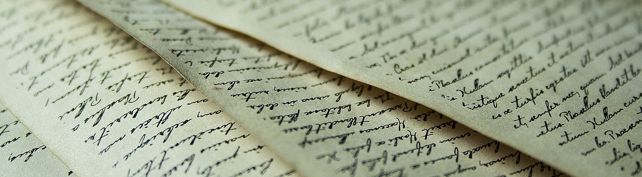 mehrere beschriftete Papierblätter symbolisieren die Belegdatenbank zum Thema Schrift ©Nile - pixabay.com