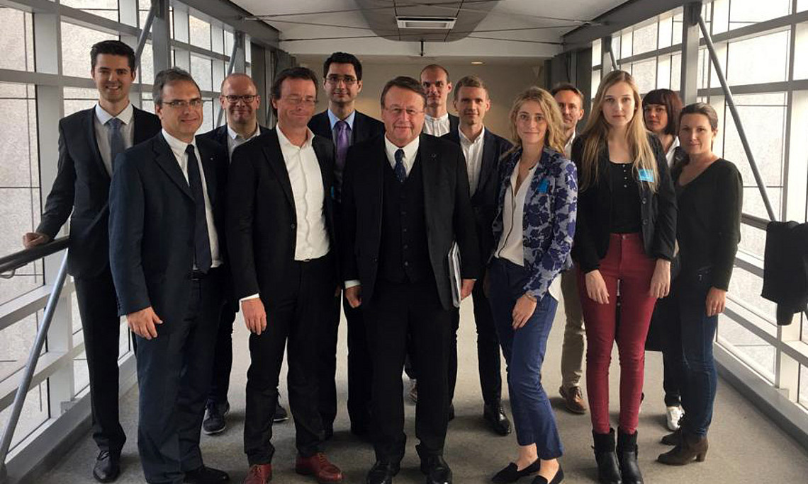 Europaparlamentarier Paul Rübig (vorne Mitte) empfing eine Uni-Graz-Delegation in Brüssel. Foto: Büro Rübig