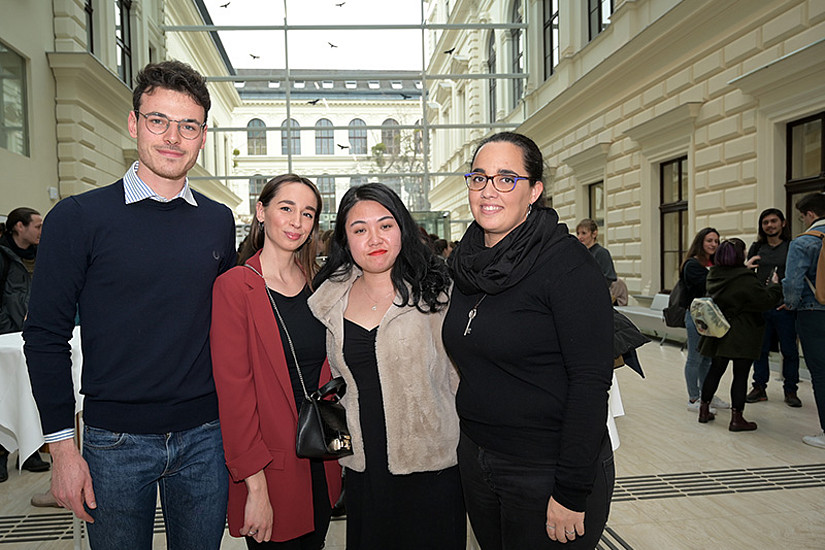 Willkommen: Aida Bayo Plata, Liu Panpan, Irene Concian und Luca Cirio (v.r.) sind die ersten vier Arqus-Studierenden in Graz. Foto: Uni Graz/Leljak.