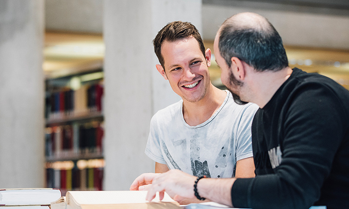 In der SprachLernBegleitung kann man Fragen, die in der Gruppe vielleicht untergehen, mit einem/einer TrainerIn besprechen. Was das Projekt noch alles zu bieten hat, gibt es diese Woche im AirCampus zu hören. Foto: Uni Graz/Kanizaj. 
