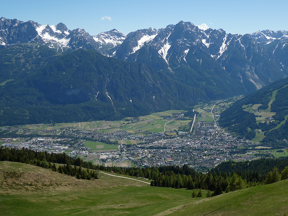 Fotografie: Blick vom Zettersfeld nach Süden auf Lienz, die Hauptstadt von Osttirol, und die Lienzer Dolomiten.