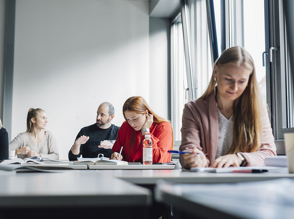 Studierende schreiben in einem Seminarraum der Uni Graz ©Uni Graz/Kanizaj