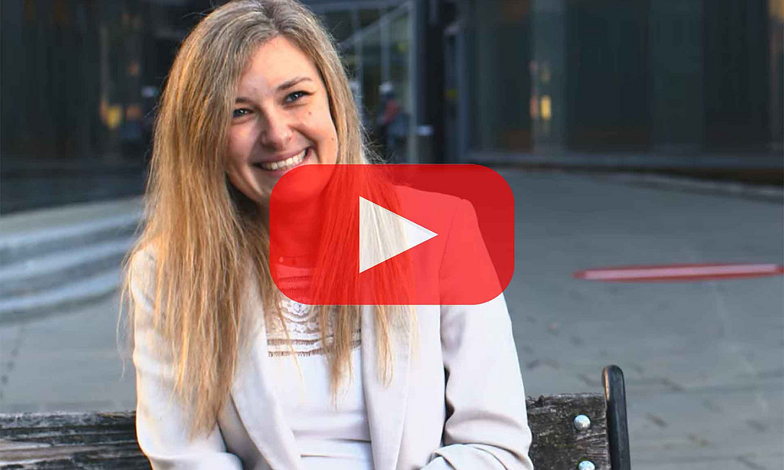 Sabrina Schröder und Play-Symbol