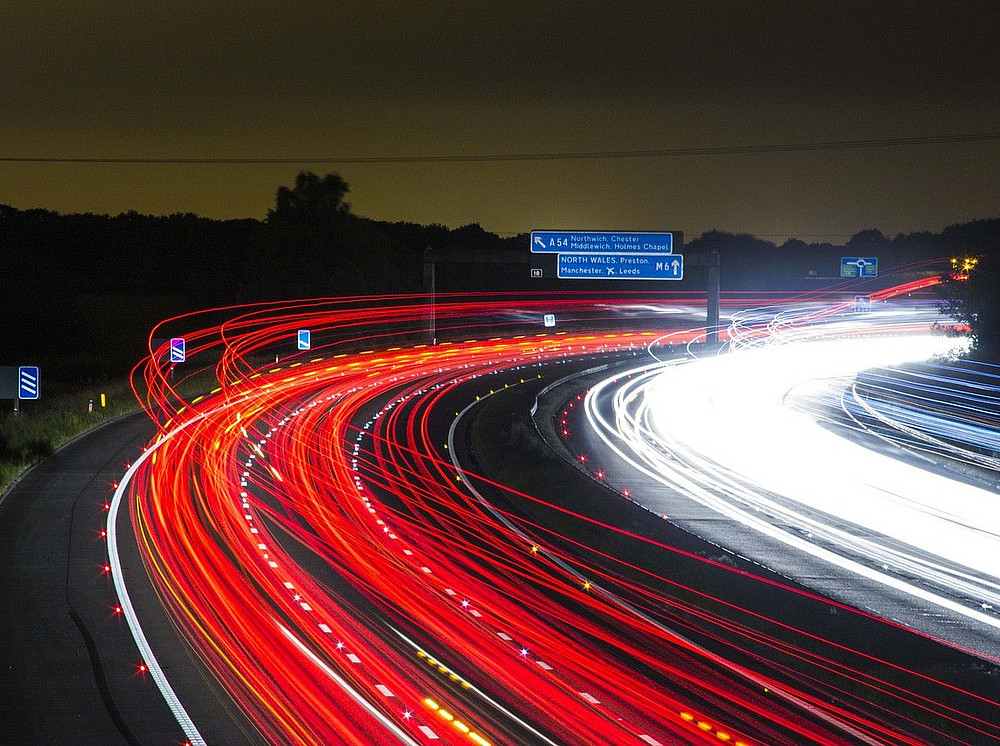 Autobahn, Eiltempo ©pixabay/jonbonsilver
