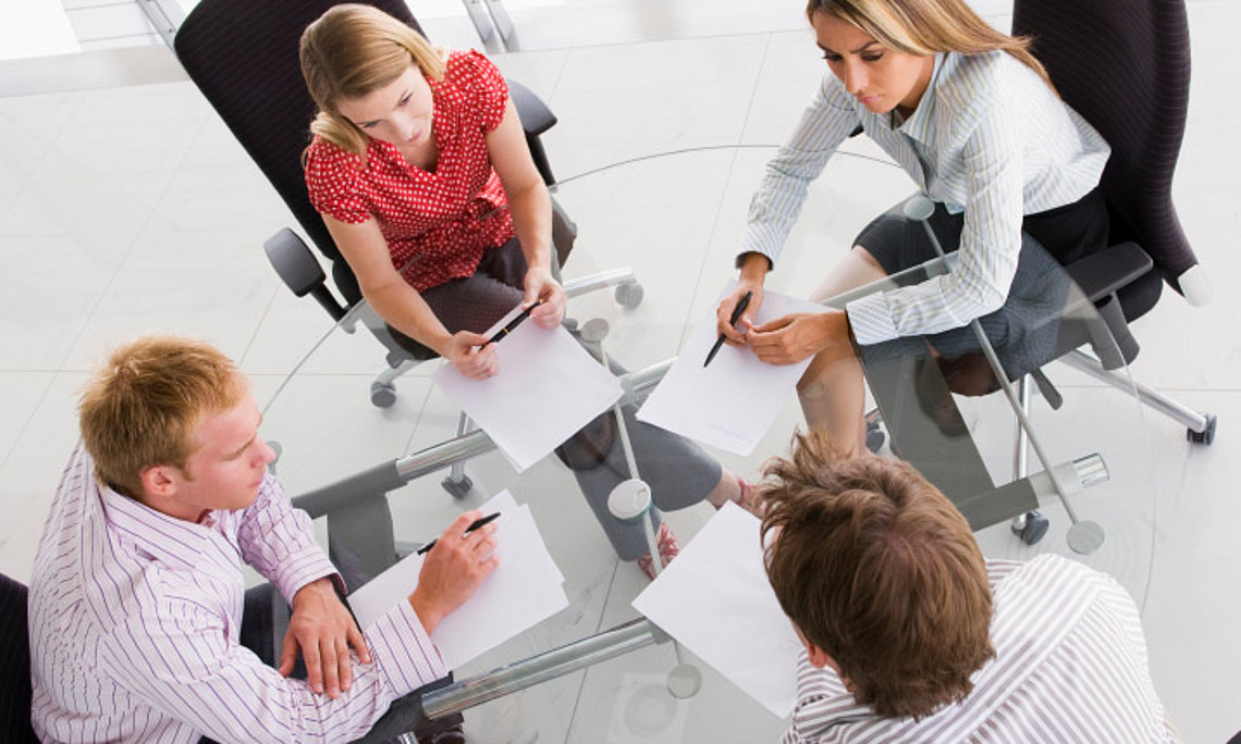 Besprechung mit KollegInnen oder Home-Office? Ein Symposium beleuchtet, wie wir in Zukunft arbeiten. Foto: istock/Monkey Business Images