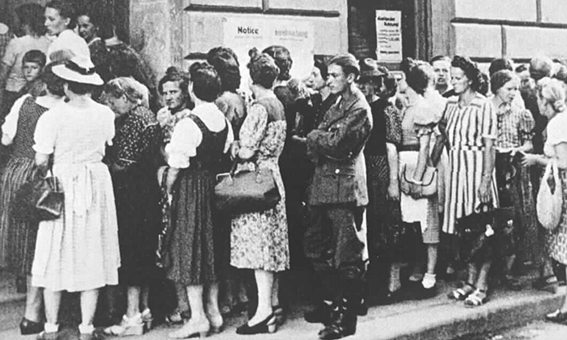 Anstehen um Lebensmittel gehörte in der Nachkiegszeit zum Alltag. Ob Vergleiche zur aktuellen Zeit der Pandemie gerechtfertigt sind, erläutert Zeithistorikerin Barbara Stelzl-Marx in der aktuellen "Hör-Saal"-Podcast-Episode. Foto: Austria-Forum, https://austria-forum.org. 