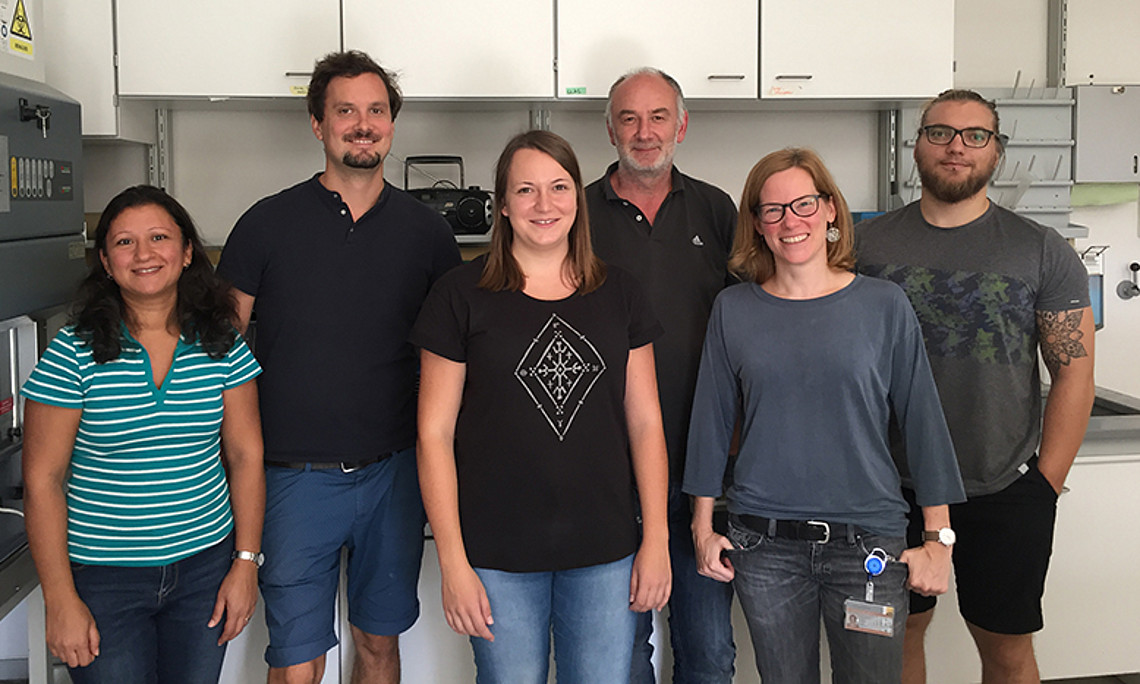 Die Arbeitsgruppe rund um Robert Zimmermann (3.v.r.) hat den Stoffwechsel des Phospholipids BMP ein Stück weit entschlüsselt. Foto: Gernot Grabner. 