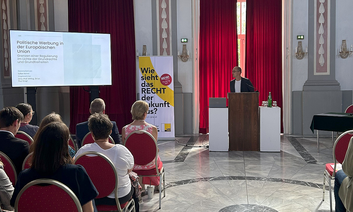 Lukas Steiner präsentiert bei der Preisverleihung des Linda-Rauter-Preises