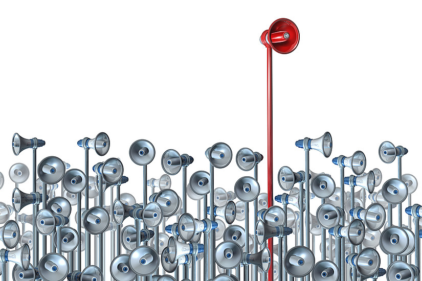 roter Lautsprecher in einer Menge von grauen: mit Unternehmenskommunikation herausstechen