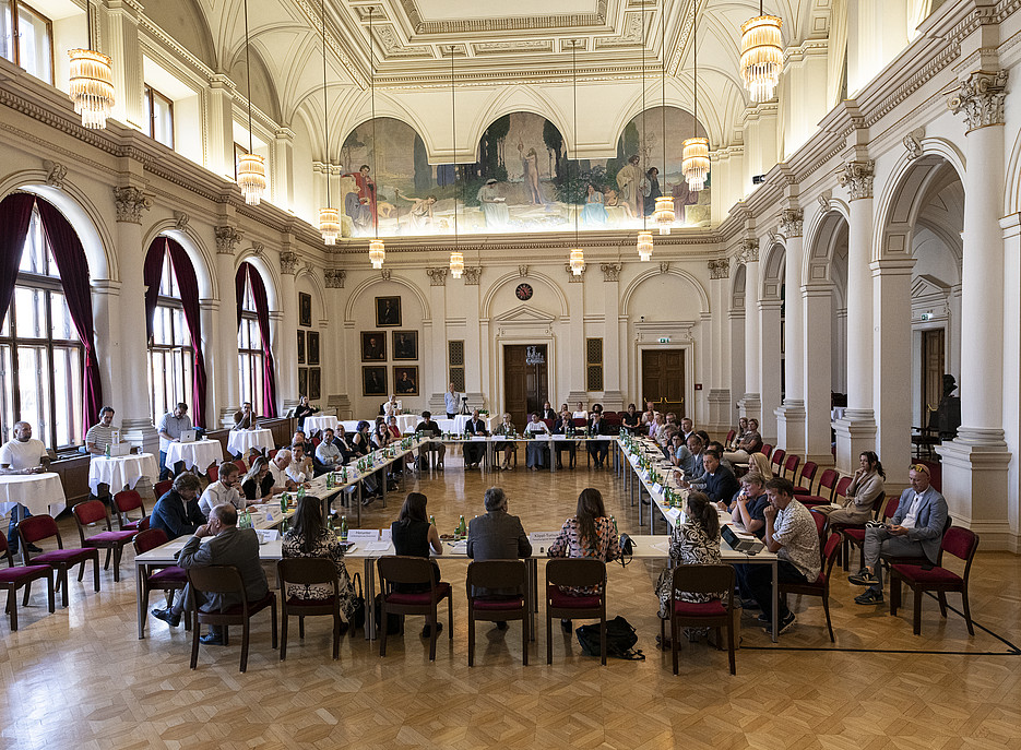 Menschen in einem großen Saal ©Uni Graz/Tzivanopoulos