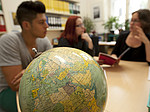 Studierende hinter Globus