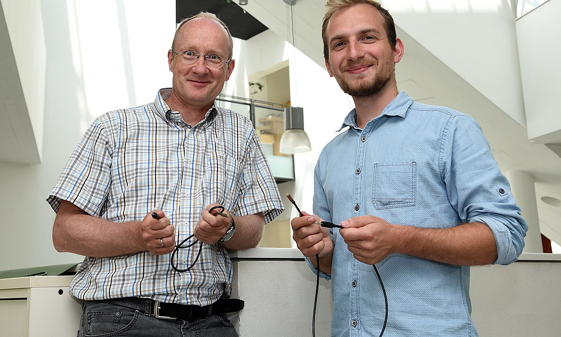 Oliver Sass (l.) und Benjamin Schrei haben eine handliche und günstige Feuchtesonde entwickelt, um die Folgen des Klimawandels an Gebäuden zu beobachten. Foto: Uni Graz/Eklaude