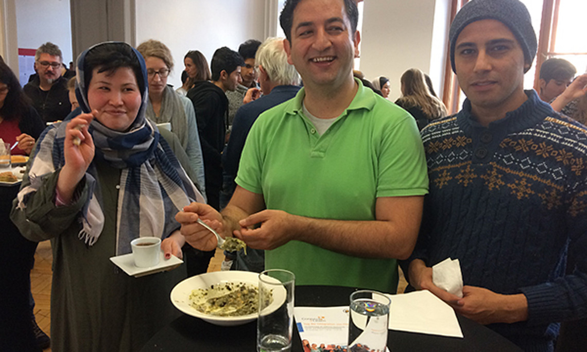 Im Rahmen des GEWI-Refugee Aid-Projekts kochten für den Tag der Integration an der PH Steiermark Zahra Golamahdi, Mohammad Hajiloo und Yosef Zobedi. Foto: Barbara Reiter.