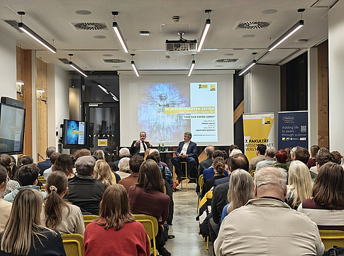 Diskussionsrunde_7.Fakultät_Madeo_Bezemek_Langleibigkeit ©Pessentheiner/MetAGE