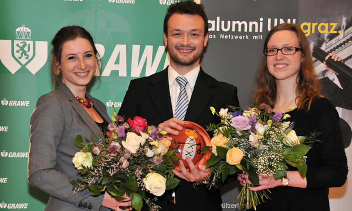 Die besten AbsolventInnen der REWI-Fakultät des Jahres 2012/13: Angelika Gerstmann, Matthias Pendl, Anna Angela Zingl (v.l.). Fotos: Meister
