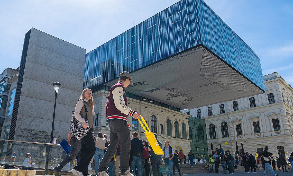 Junge Menschen vor einem großen Gebäude