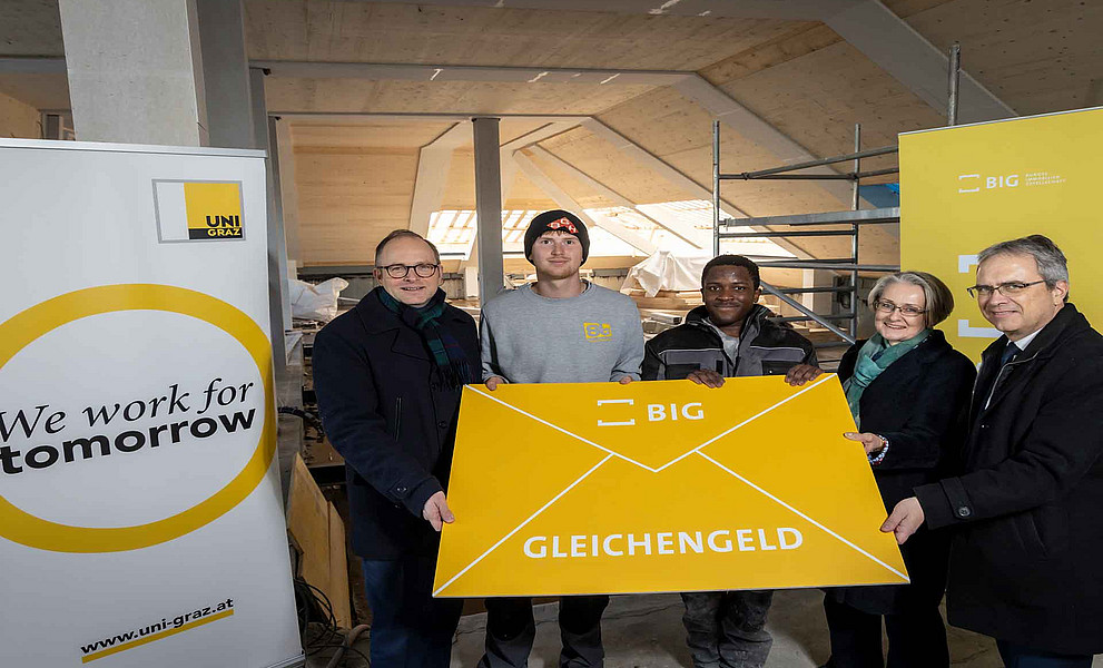 Gleichenfeier des Hauses der Bildungswissenschaften: Maximilian Pammer (BIG), die Lehrlinge Kevin Fladere und Benjamin Akrasi, Dekanin Andrea Steiner und Rektor Peter Riedler (v. l.) Foto: Uni Graz/Lunghammer 