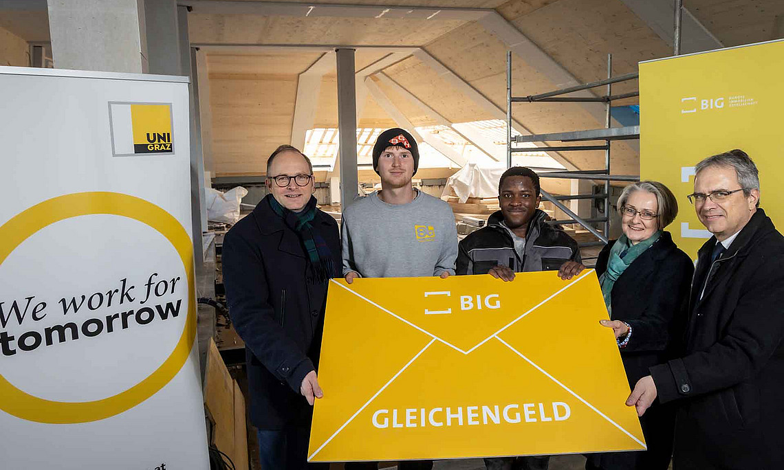 Gleichenfeier des Hauses der Bildungswissenschaften: Maximilian Pammer (BIG), die Lehrlinge Kevin Fladere und Benjamin Akrasi, Dekanin Andrea Steiner und Rektor Peter Riedler (v. l.) Foto: Uni Graz/Lunghammer 
